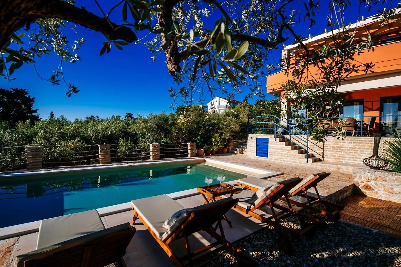 Apartment Serenity With Private Pool Near The Beach Poljana
